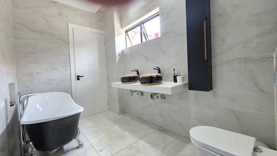6 Bedroom Property for Sale in The Islands Estates North West